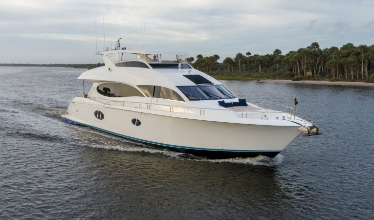 84 Lazzara Yachts 