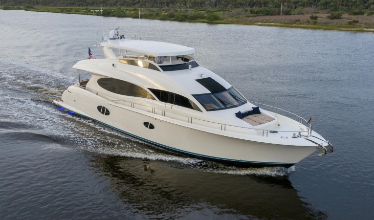 84 Lazzara Yachts 