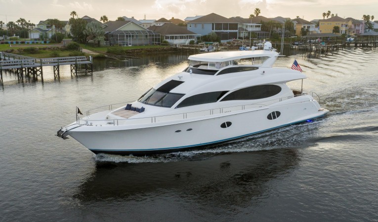 84 Lazzara Yachts 