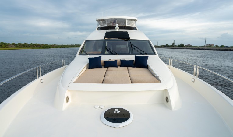 84 Lazzara Yachts 