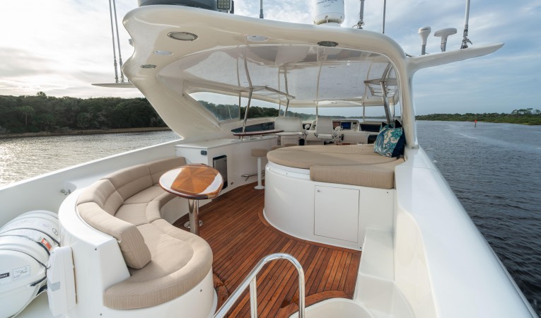 84 Lazzara Yachts 