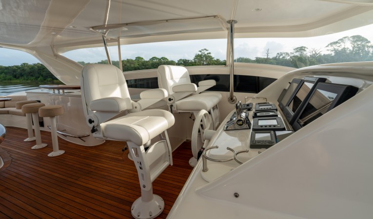 84 Lazzara Yachts 