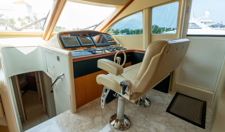 84 Lazzara Yachts 