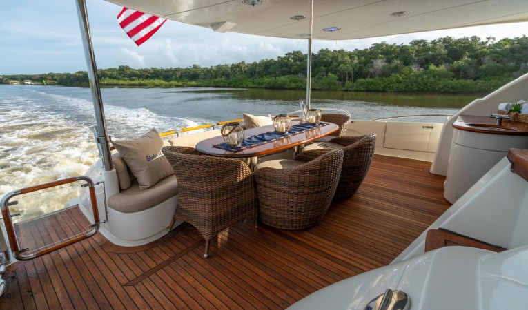 84 Lazzara Yachts 