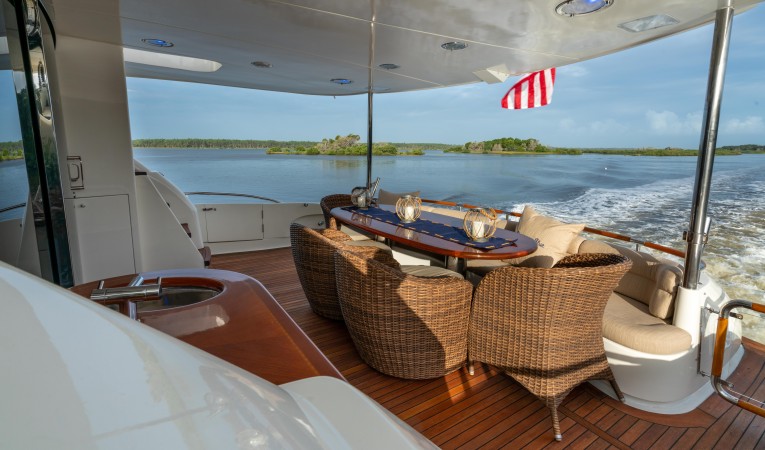 84 Lazzara Yachts 