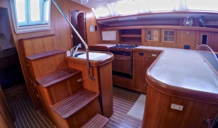 46 Hunter Companion Way