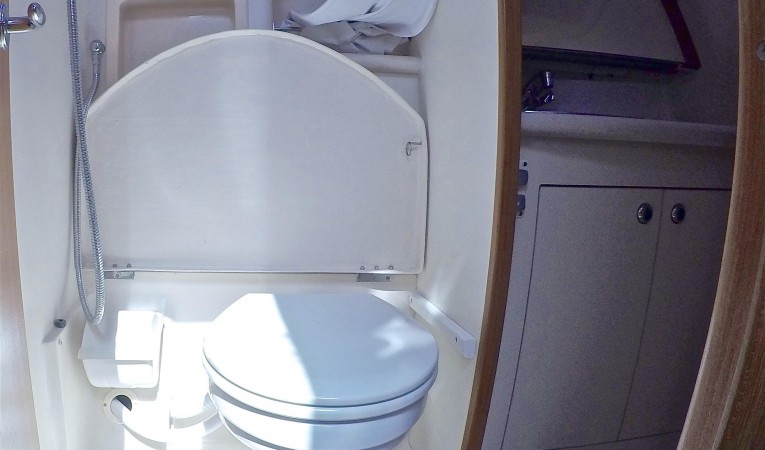 46 Hunter Starboard Head