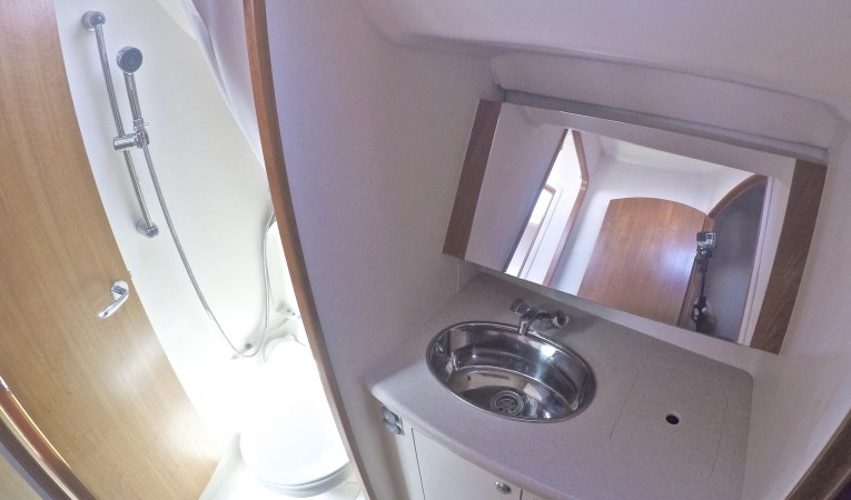 46 Hunter Starboard Head