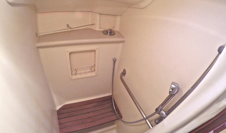 46 Hunter Owner's Shower