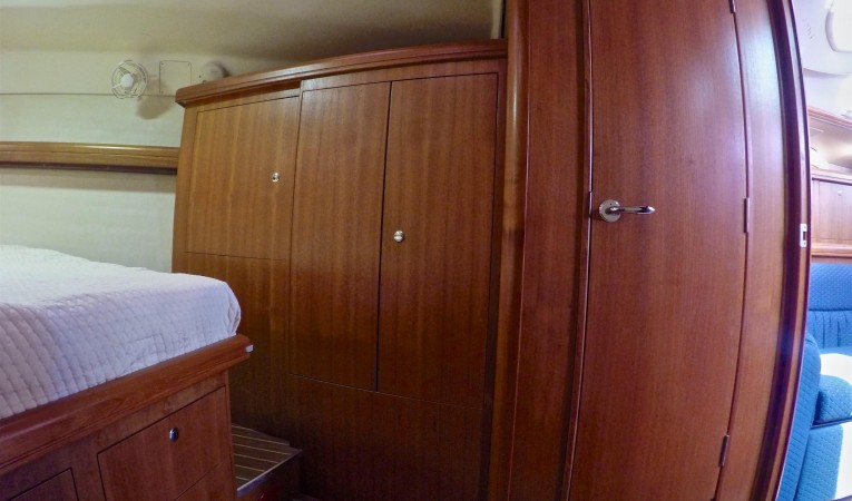 46 Hunter Owner's Cabin