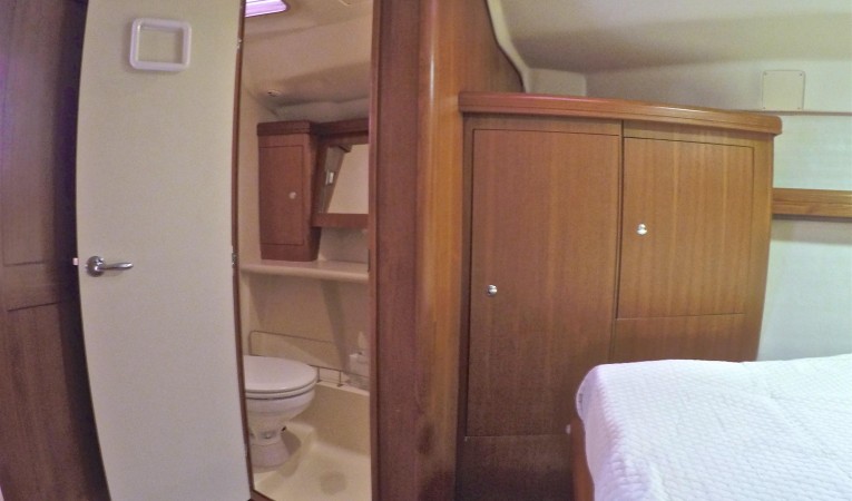 46 Hunter Owner's Cabin