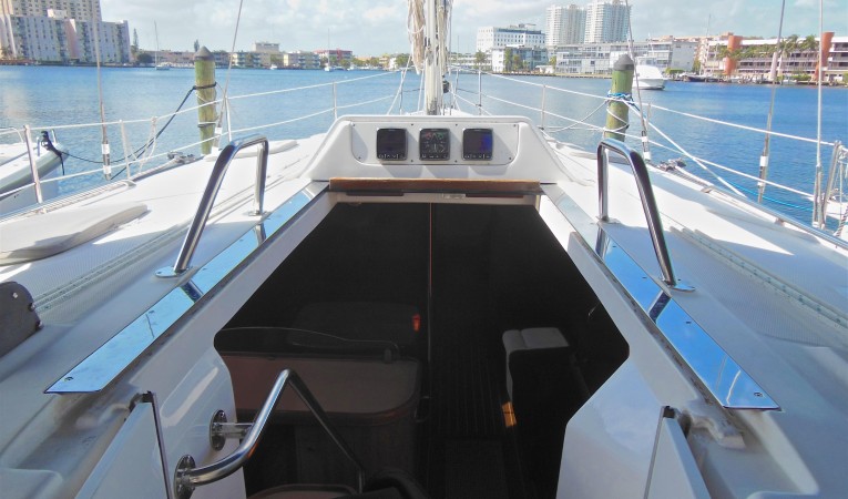 46 Hunter Companion Way