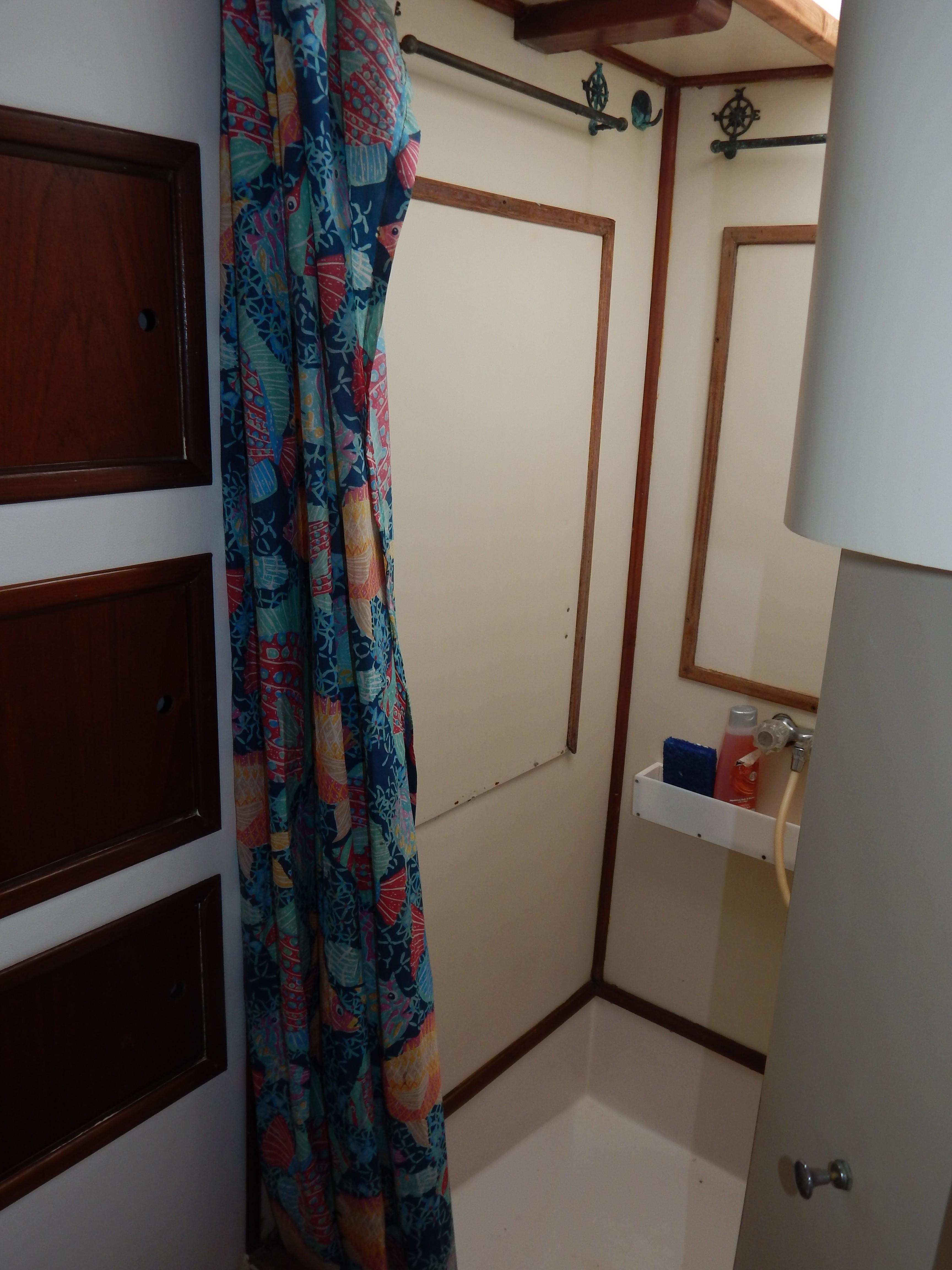 44 Wellington Stall Shower - Aft