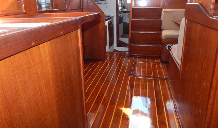 44 Wellington Salon looking aft