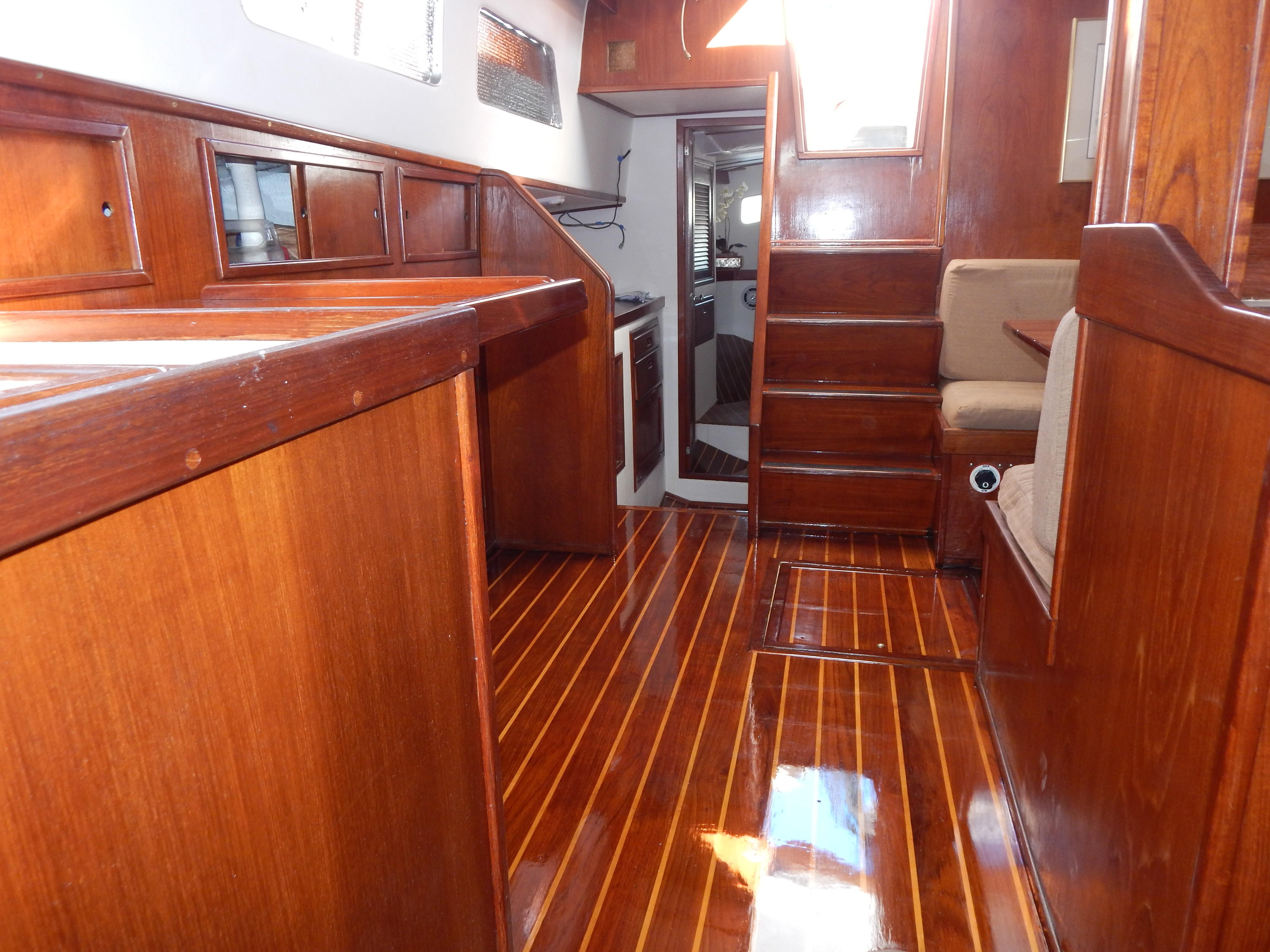 44 Wellington Salon looking aft