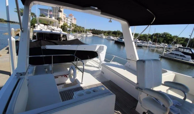 48 DeFever Flybridge aft