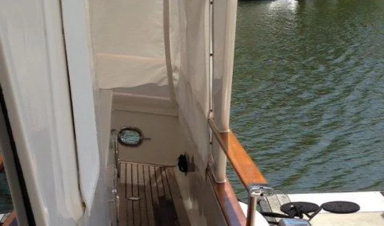 48 DeFever Privacy enclosed aft