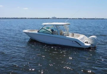 32' Boston Whaler 2016