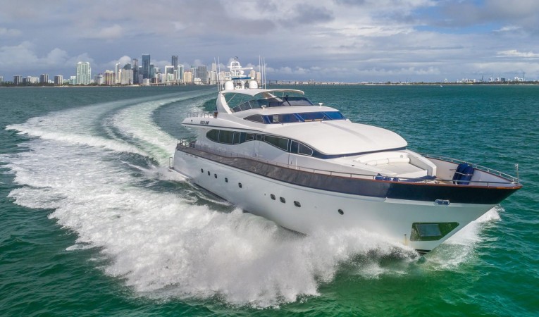 108 Viking Sport Cruisers Starboard Bow