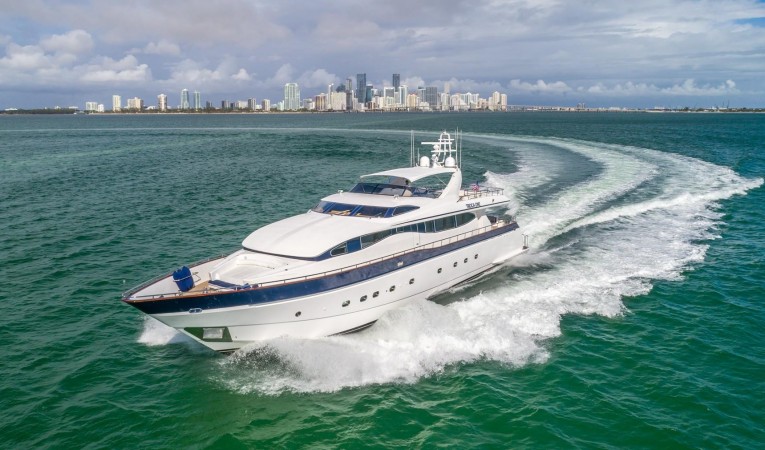 108 Viking Sport Cruisers Port Bow