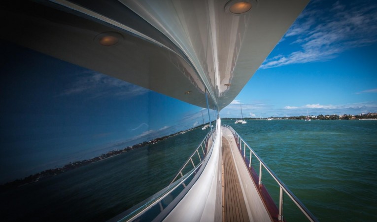 108 Viking Sport Cruisers Starboard Side Deck