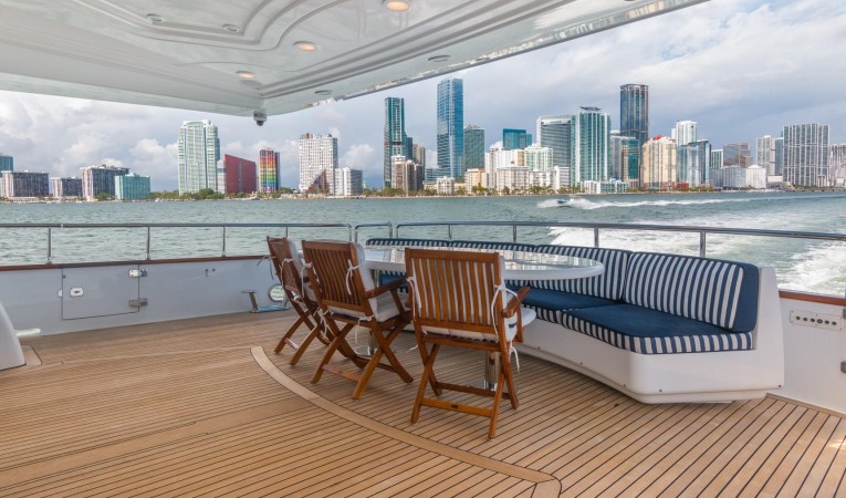 108 Viking Sport Cruisers Aft Deck Seating