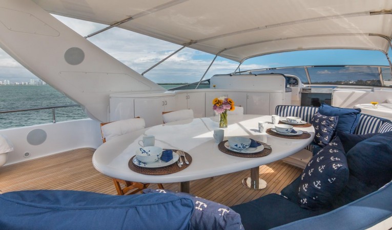 108 Viking Sport Cruisers Flybridge Dining