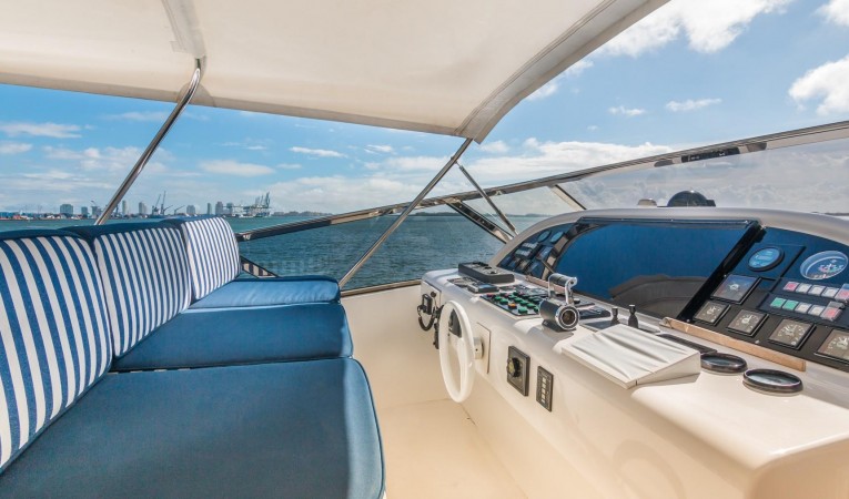 108 Viking Sport Cruisers Flybridge Helm