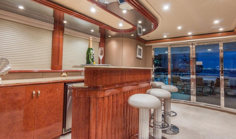 108 Viking Sport Cruisers Salon Wet Bar