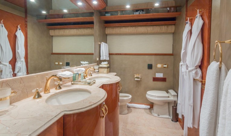 108 Viking Sport Cruisers Master Head 2