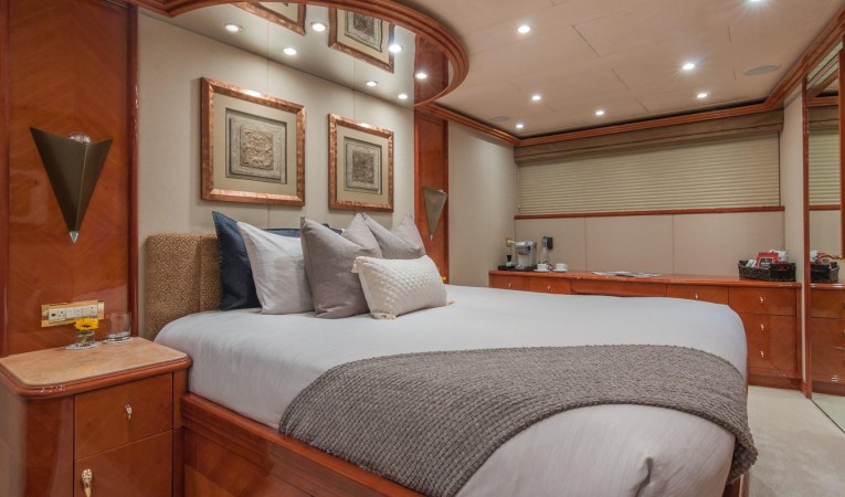 108 Viking Sport Cruisers VIP Stateroom