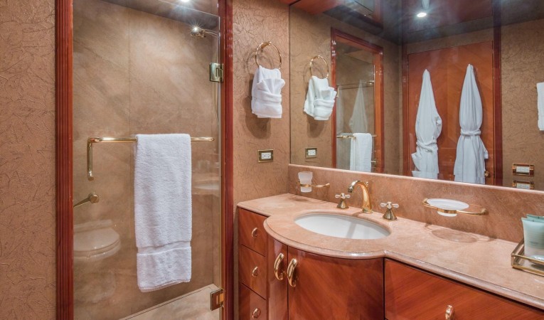 108 Viking Sport Cruisers VIP Head