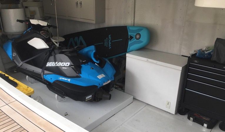 108 Viking Sport Cruisers Tender Garage