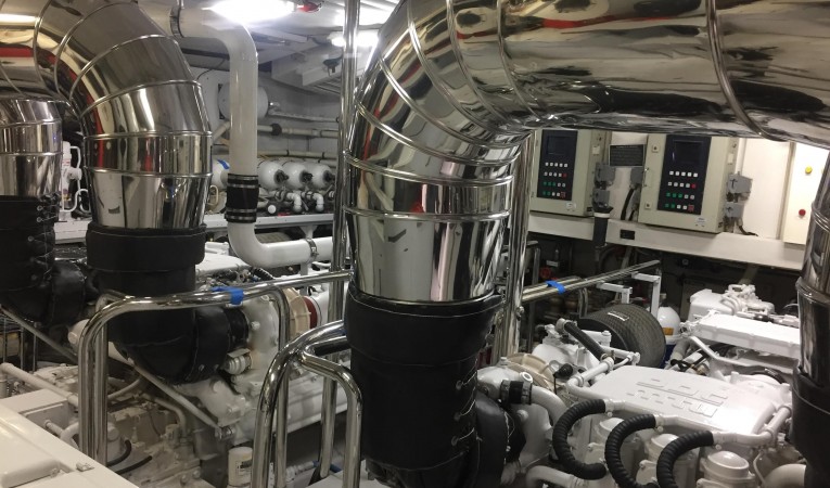 108 Viking Sport Cruisers Engine Room