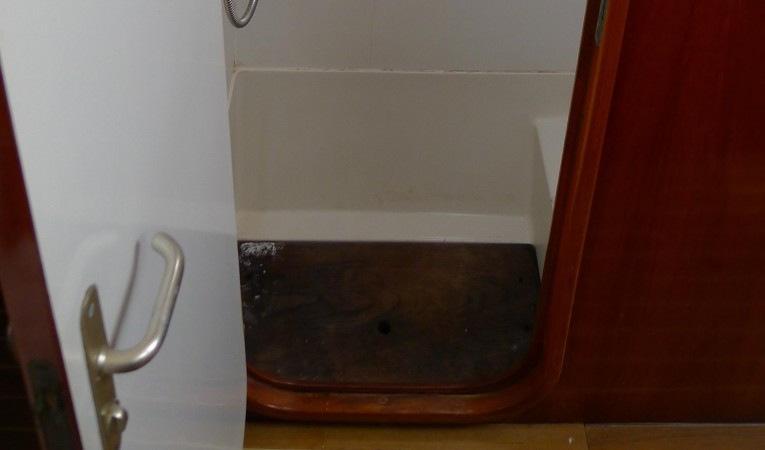 42 Jeantot Guest Shower