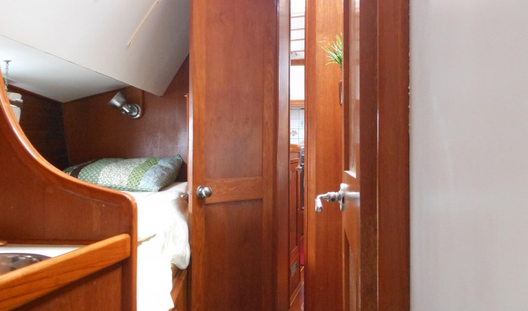 57 Wellington Starboard guest with folding bunk