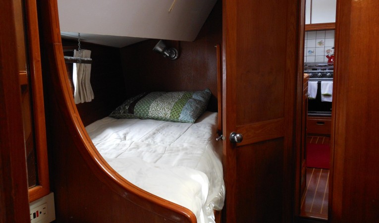 57 Wellington Starboard guest with folding bunk above