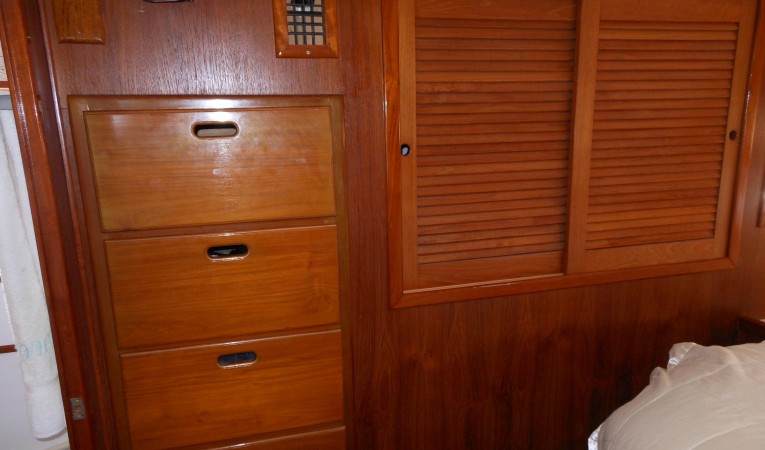 57 Wellington Cedar hanging lockers - drawers star.