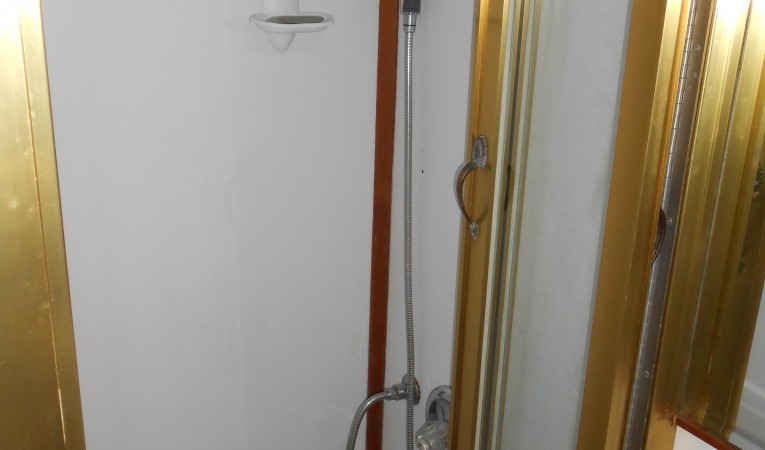 42 Lien Hwa Stall shower