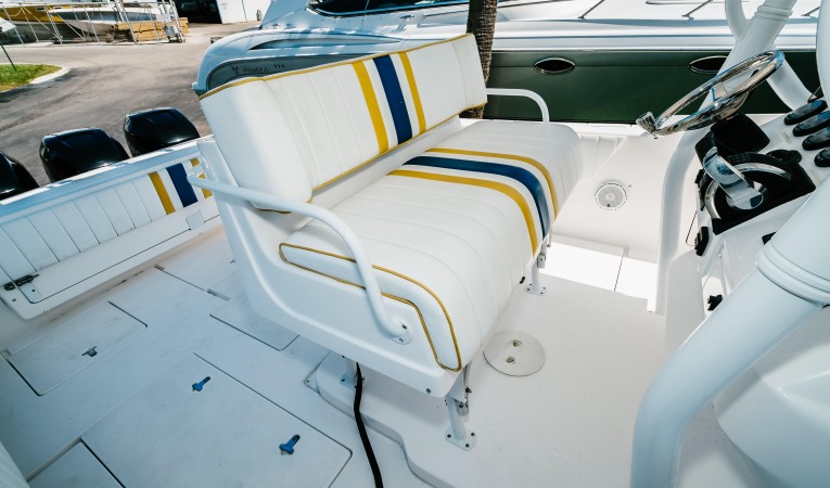 40 Intrepid Helm Seat
