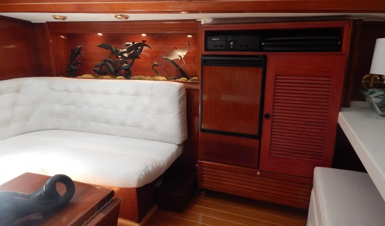 52 Irwin Salon - Icemaker