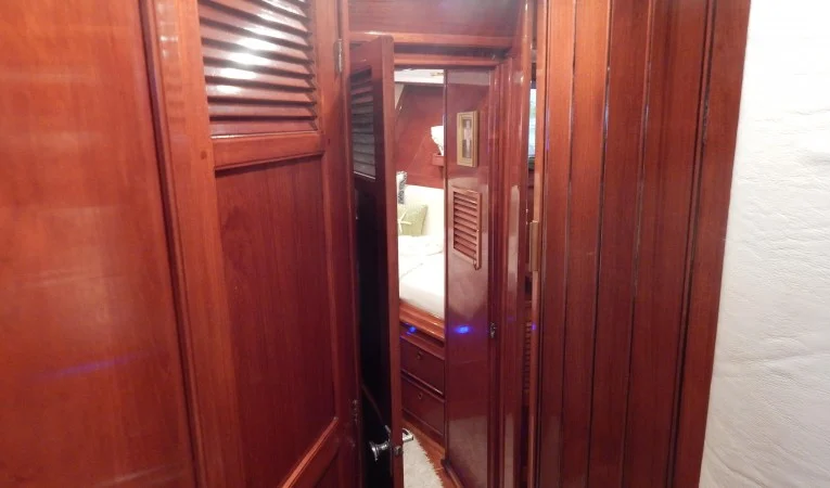 52 Irwin Forwrd companionway