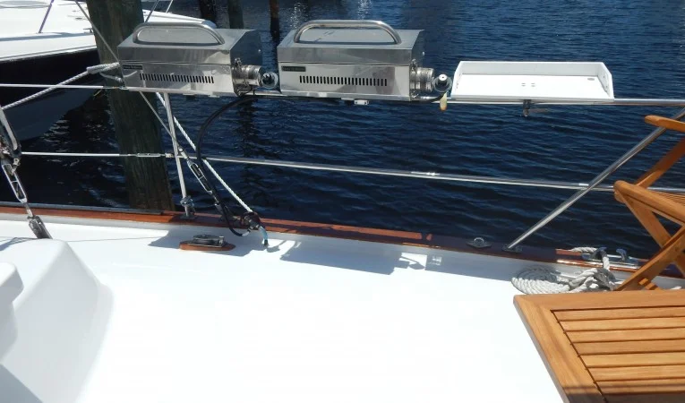 52 Irwin Aft deck - (2) bar B ques