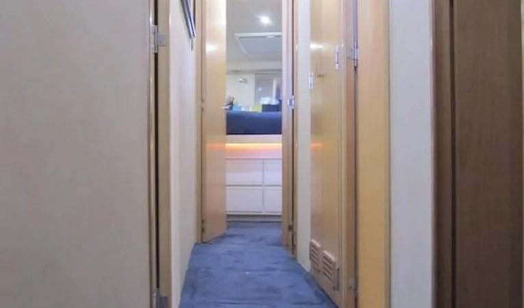 60 Bertram Guest and Owner Companion Way