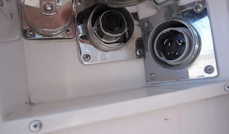 60 Bertram Shore Power and Power For Rafting Yacht