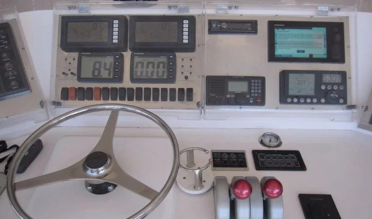 60 Bertram Flybridge Helm