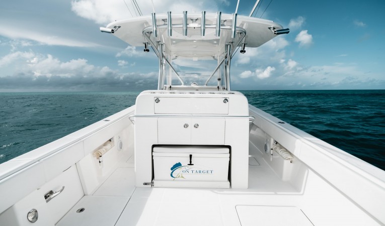 37 SeaVee Cockpit Forward