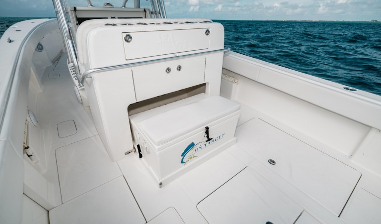 37 SeaVee Cockpit Pull Out Cooler/Seat