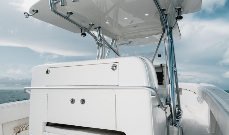 37 SeaVee Cockpit Tackle Station