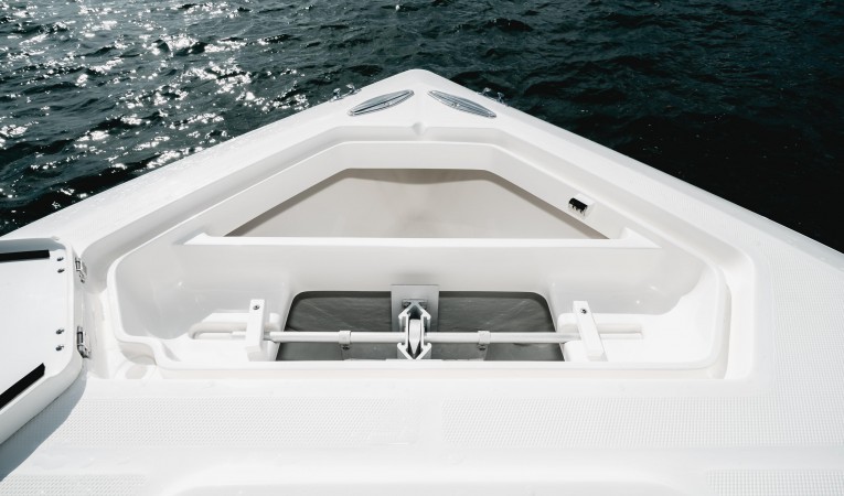 37 SeaVee Anchor Locker